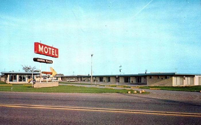 Aaron Plaza Motel (Blue Swan Inn) - Vintage Postcard